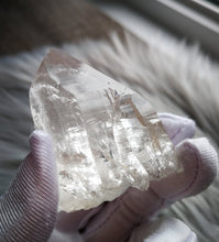 Load image into Gallery viewer, Premier Natural Himalayan Quartz/Isis Quartz/Beautiful Surface Pattern/Rainbows/Meditation/Healing Stone/Pure Energy/Inner Peace
